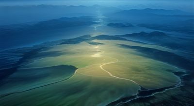 悬疑短剧场景截图，昏暗灯光下两名演员对峙，紧张氛围感强烈，适合西瓜短剧悬疑题材介绍